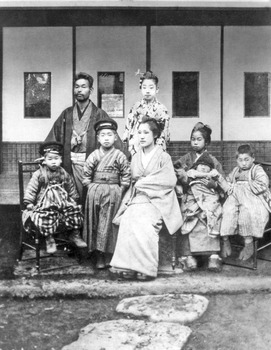 47-1901年頃 一番左が小林孝三郎、その右が父・小林伊三郎.jpg